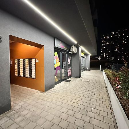 Novozariadeny Apartman Pri Starom Moste براتسيلافا المظهر الخارجي الصورة